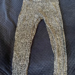 Tights i svartvitt mönster M - Tights från H&M i strl M. Svart-vitt mönster⚡️ 