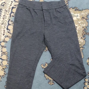 Byxor H&M  - Byxa för män, från H&M,  storlek 48, i perfekt skick, men det saknas en knapp inifrån. Om du ha fler bilder kan du skicka ett meddelande till mig.