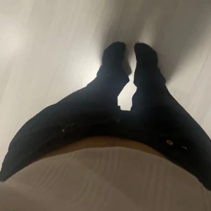 JEANS FRÅN GINA GINATRICOT - Använda några få gånger, är i jättefint skick.  Köpta från gina / ginatricot  pris kan alltid diskuteras  