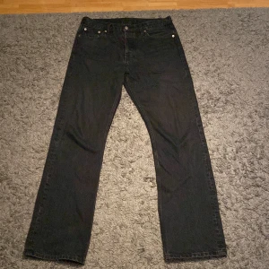 HOPE Relaxed Bootcut Jeans  - Endast använda ett fåtal gånger, i princip nyskick! Säljs pga fel storlek. Inköpta från https://hope-sthlm.com/products/relaxed-bootcut-jeans-washed-black
