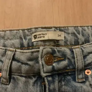 High whisten Gina jeans med split nedtill. De är raka i modellen men är lite botcut samt💕 köpta för 399, säljer för 199❣️