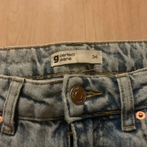 Gina Jeans  - High whisten Gina jeans med split nedtill. De är raka i modellen men är lite botcut samt💕 köpta för 399, säljer för 199❣️