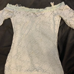 Ljusblå offshoulder tröja  - Ljusblå tröja med korta ärmar och spets. 