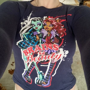 Monster high tröja - Så snygg monster high tröja! Superbra skick, storlek 134-140 men passar en XS eventuellt S! Pris kan diskuteras❤️