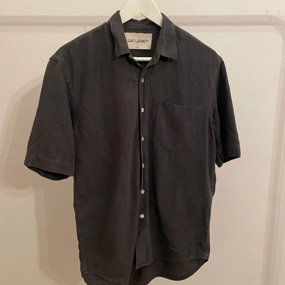 Our legacy linnen shirt in very good condition. Size Small (46). Loose fit.. Skjortor.