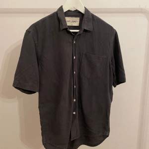Our legacy linnen shirt in very good condition. Size Small (46). Loose fit.