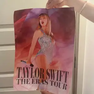 En Taylor Swift poster från eras tour filmen. Jag råkade ha en extra som jag inte har någon stans att sätta upp!💗