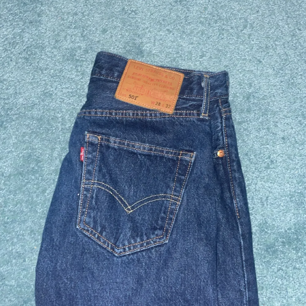 Ett par fina levis jeans 501 i fint skick 9,9/10 säljer för att dem inte kommer till användning skriv privat för mer bilder eller funderingar, pris kan sänkas. Jeans & Byxor.