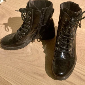 kängor svarta - skor som är i behov av ett nytt hem, lite halv slitna men fortfarande fina.