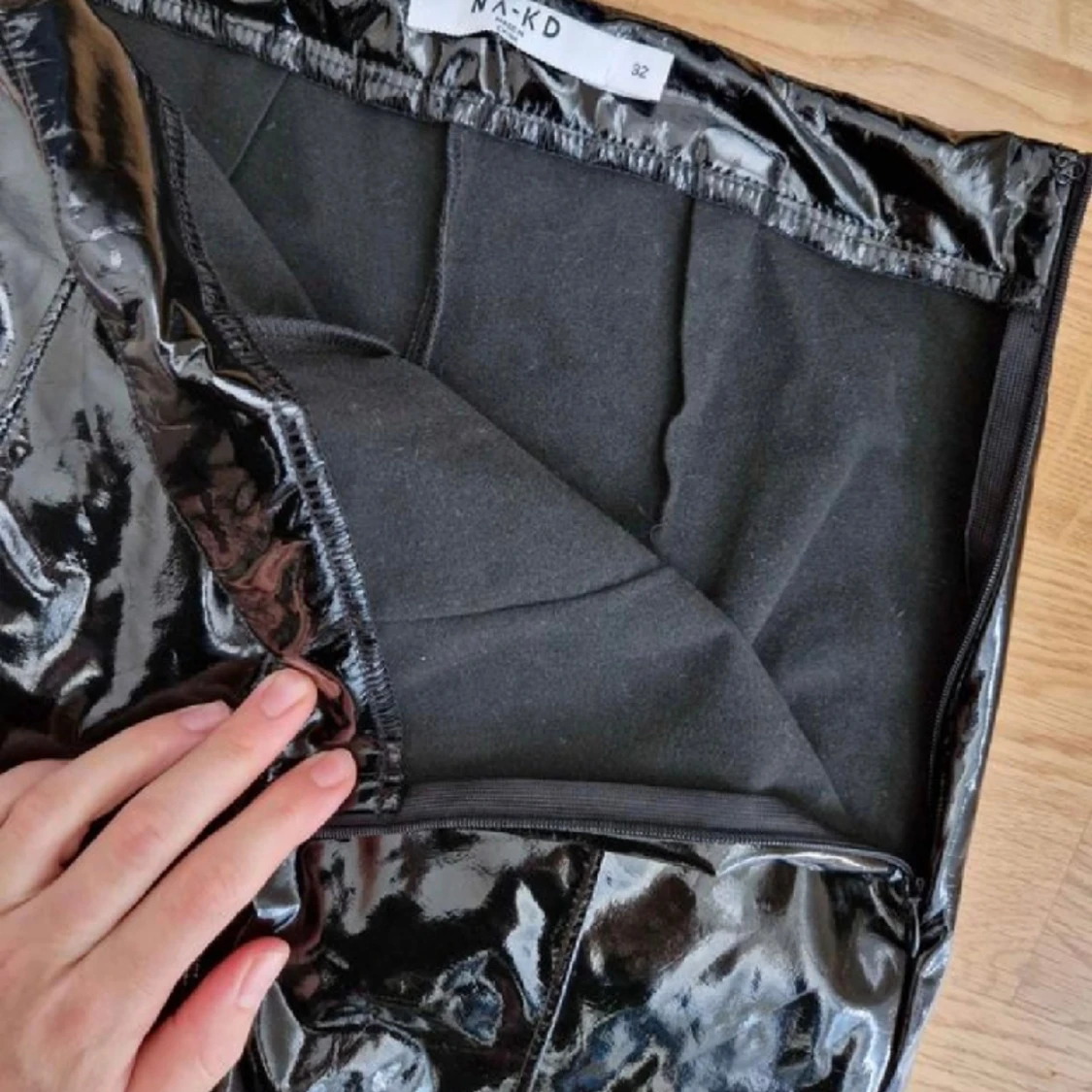 NA-KD utsvängda byxor med slits  - 91