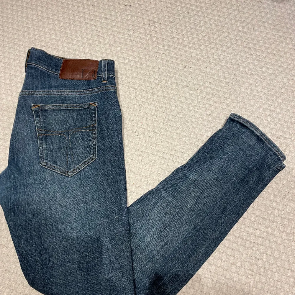 Tja, säljer ett par as feta jeans från Tiger of Sweden strl 31/30. Skick 10/10, tveka inte att höra av dig vid frågor eller funderingar!. Jeans & Byxor.