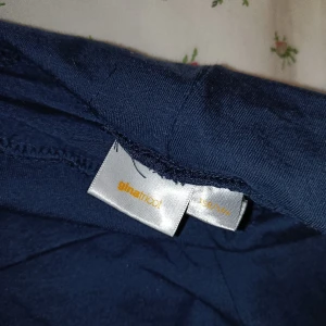 Yoga pants  - Blåa yoga pants från Gina Tricot. Inga defekter💕 köpte för 200kr. Använda 2-3 gånger. Säljer pga att dom är för långa för mig🥲💞