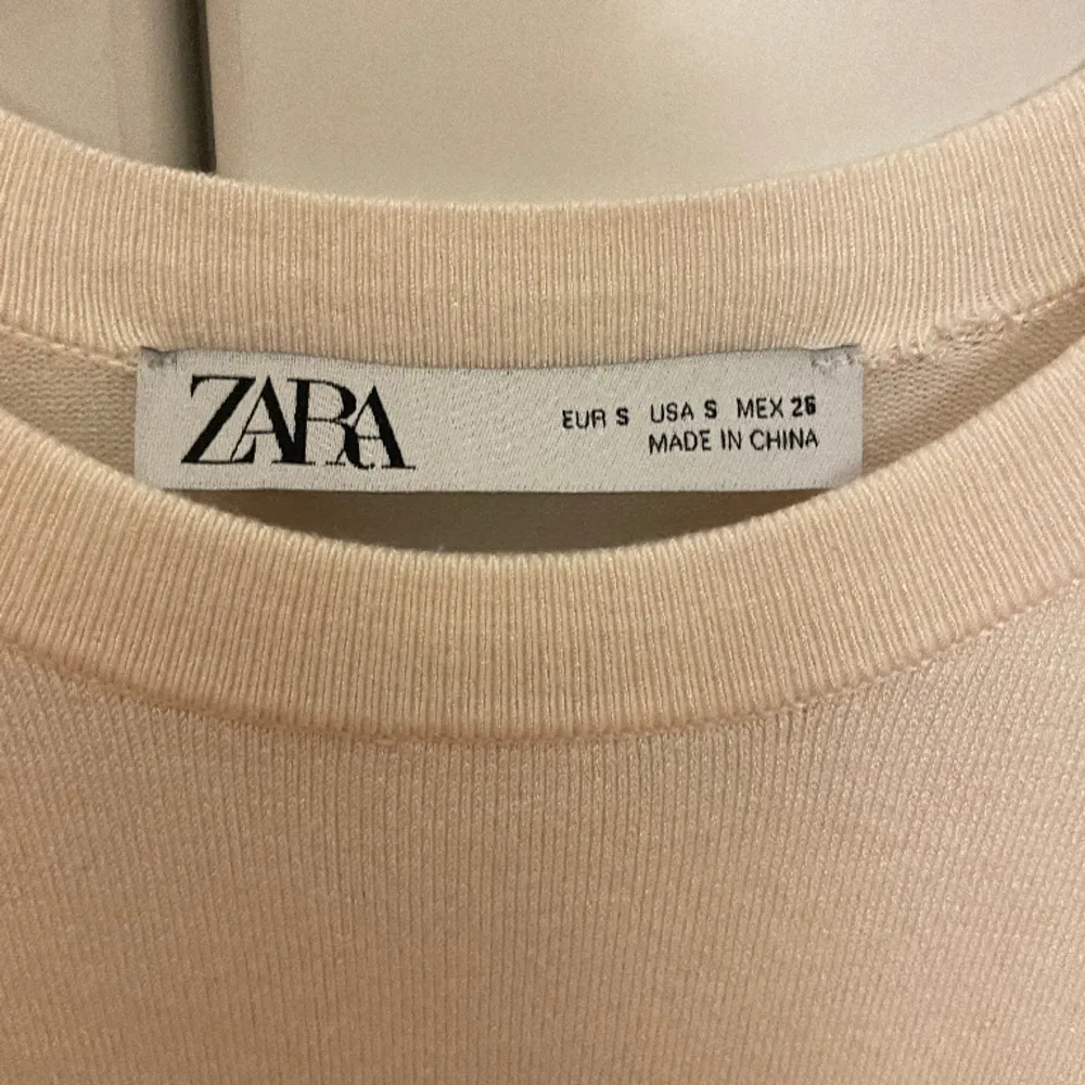 Säljer nu denna söta stickade tröjan med ränder. Den är från Zara och är en storlek S. Tröjan har några defekter men skulle endå säga att den är i acceptabelt skick 😇.. Stickat.