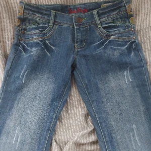 Low Waist Bootcut Jeans - Finaste lågmidjade jeansen! Ser nyköpta ut, super bra kvalité! Jättesnygg design också! Bejöver sälja pga att de var fel storlek på mig😩