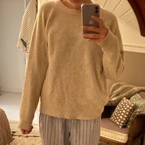 Vit stickad tröja  - Säljer denna såå mysiga stickade tröjan från uniqlo! Sitter perfekt på mig med storlek S