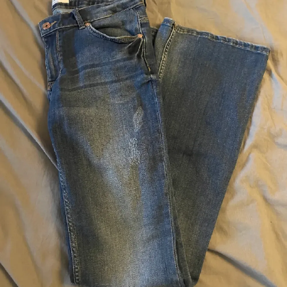 Blå jeans från lindex i fint skick. Vet inte exakta storleken då jag inte hittar någon lapp men jag skulle gissa på 38. Pris kan diskuteras. Jeans & Byxor.