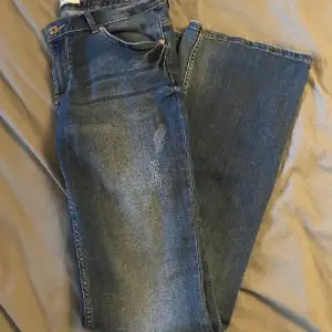 Blå jeans från lindex i fint skick. Vet inte exakta storleken då jag inte hittar någon lapp men jag skulle gissa på 38. Pris kan diskuteras
