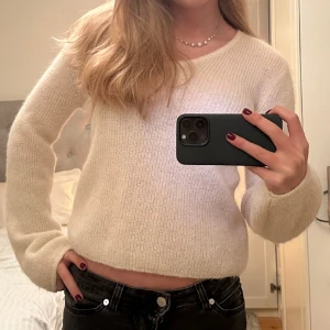 Stickad tröja vit - Säljer snyggaste vita stickade tröjan med v-ringning. Toppenskick!!!! Skriv för fler bilder elelr frågor💖💖Nypris 800💖💖