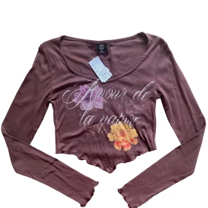 y2k vintage urban outfitters topp - snygg tröja från urban outfitters med alla lappar kvar! Nypris 350 kr. Storlek M men mer en XS/S i storlek.  Köparen står för frakt. 🤎