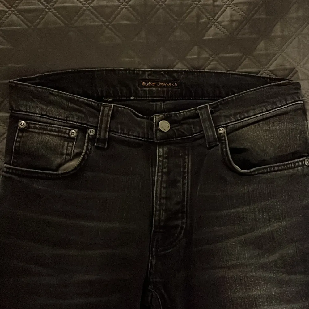 Säljer nu dessa Nudie Jeans co jeansen i färgen svart och storleken: W:30 L: 32. Dom är i mycket bra skick utan deflekter, jag är 188 cm. Har du någon fråga är det bara att skriva. . Jeans & Byxor.