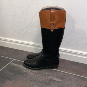 Tommy Hilfiger  - Tommy Hillfiger stövlar Höga boots Strl. 8.5 eller 39 Från Tommy Hilfiger Endast använda ett fåtal gånger så i fint skick