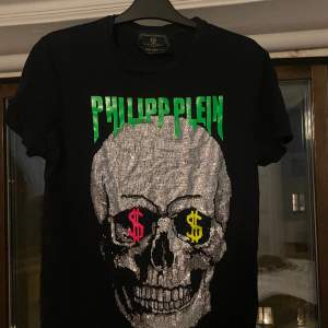 2 för 1. Två äkta Philipp Plein tröjor som med tanke på priset nästan skänkes bort (Org pris 800 euro på PP outlet) Den svarta tröjan är i mycket bra skick men den vita är dessvärre inte i lika bra skick. Båda är i storlek M. Byten funkar men helst köp