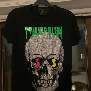 Philipp Plein tröjor - 2 för 1. Två äkta Philipp Plein tröjor som med tanke på priset nästan skänkes bort (Org pris 800 euro på PP outlet) Den svarta tröjan är i mycket bra skick men den vita är dessvärre inte i lika bra skick. Båda är i storlek M. Byten funkar men helst köp