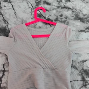 vit magtröja  - jättefin magtröja från shein andvänder inte så mycket längre 