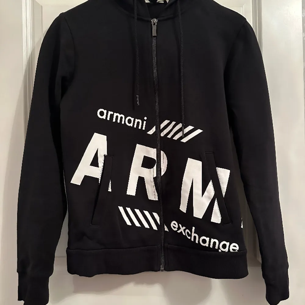 Mysig hoodie med dragkedja från Armani Exchange. I superbra skick och inte använd så mycket. Storlek small men lite liten i storleken.💜💜. Hoodies.