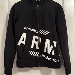 Mysig hoodie med dragkedja från Armani Exchange. I superbra skick och inte använd så mycket. Storlek small men lite liten i storleken.💜💜