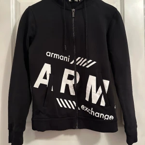 Armani hoodie - Mysig hoodie med dragkedja från Armani Exchange. I superbra skick och inte använd så mycket. Storlek small men lite liten i storleken.💜💜