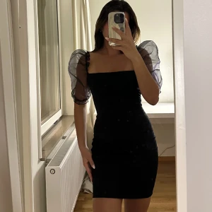 Svart Klänning - Gullig och festlig klänning med ballong axlar i mesh material. Älskar denna då den både är elegant och söt men har endast blivit använd en gång 🖤