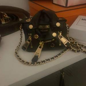 Säljer min moschino mini biker bag ,väldigt bra skick, används aldrig därför säljs den nu🩷