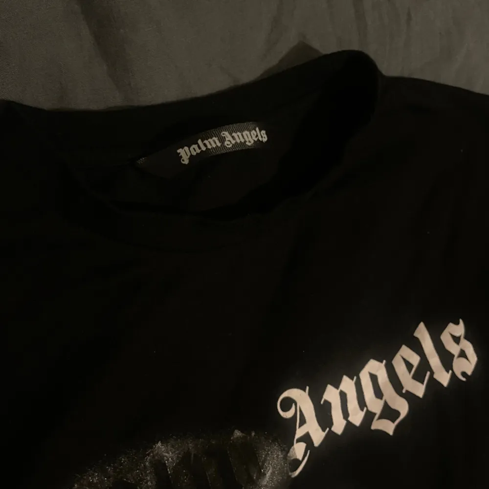 Palm angels paris t-shirt i svart, nypris 3000kr✅  Storlek: Large/XL men passar även medium.. T-shirts.