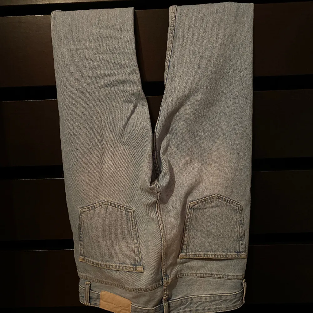 Straight fit jeans i storlek S Använda 3 gånger tvättade 1 gång  Köpt från HM Skriv gärna om ni har någon fråga. Mått och nya bilder kan lösas!!. Jeans & Byxor.
