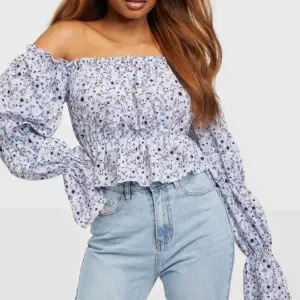 Off Shoulder topp Aldrig använd  Nypris: 349kr Mitt pris: 120kr  Storlek: S 