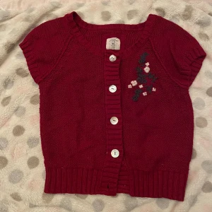 Stickad tröja  - Denna stickade söta tröjan som är köpt från humana behöver en ny ägare💕