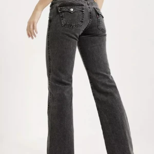Bootcut jeans!💞 - Hej! Säljer ett par superfina levis jeans i färgen grå. Dessa jeans är i mycket bra skick och superfina på. Säljer dessa på grund av det ej passar mig 💞✌️pris från början 1300kr. 