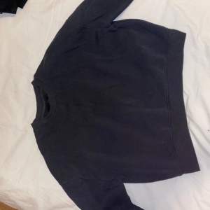 Säljer en svart sweatshirt från lager 157. Den är i storlek M och är lite croppad. Använd mycket så den är lite urtvättad. OBS: köparen står för frakten. (Annonsen finns ute på andra sidor)