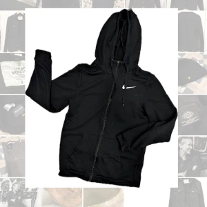 Ziphoodie från Nike. Dri-fit    - Dri-fit standard fit. En svart zIphoodie från Nike.  Använt skick men inte urtvättad. 