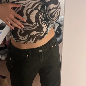 Jeans Weekday Loose fit ”ARROW” - Svarta Jeans från Weekday i modellen Arrow. (W 28. L30) Passar mig som är S i vanliga fall, men M går också bra