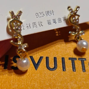 Ysl örhangen  - Hwlt nytt