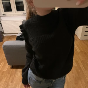 stickad tröja - en svart skön stickad tröja med fina detaljer, använd sparsamt och inga skador elelr täcken på användning, passar både S och M