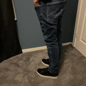 Replay anbass - Säljer nu mina Replay anbass, jeansen är i topp skick och är i skicket 9.5/10 endast använda ett fåtal gånger och saknar defekter helt. Nypris 1699. Vid snabb affär kan priset diskuteras. Hör av dig vid minsta lilla fråga eller fundering.