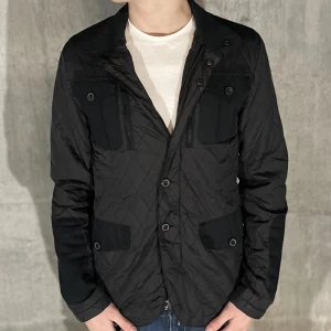 Zara jacka - Field jacka från zara i färgen svart. Storlek M, Modellen på bilden är 178cm. fint skick inga skavanker, Köp för endast 149