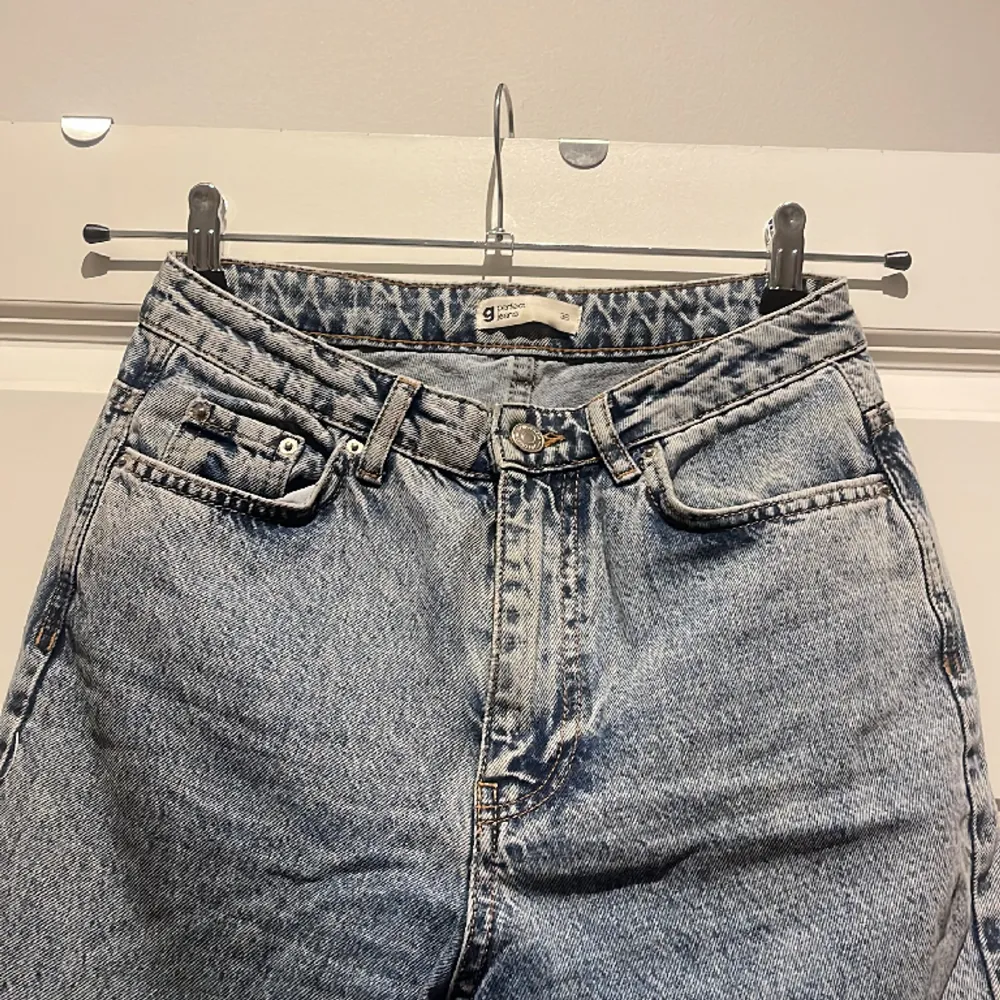 Alla vet att ginas jeans är de bästa, sitter så fint på men tyvärr för små för mig. De är skrynkliga på bilden men bara att stryka dem! I riktigt bra skick! Testa några mom jeans från Gina så du vet storleken är rätt 🫶. Jeans & Byxor.