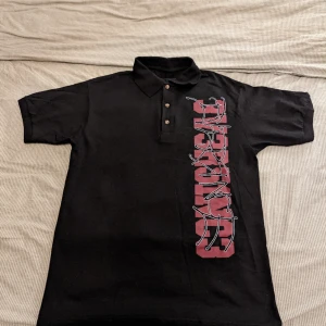 BLADEE EVERSINCE MERCH - Rare eversince merch. Med ett ännu mer rare produktionsfel. Dem ska egentligen komma med svarta knappar men denna kom med sköldpaddsmönstrade. Högt pris då osäker på om jag vill sälja 