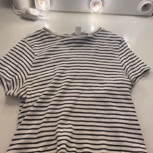 Randig crop top - Vanlig randig crop top, stretchigt material har används sällan, inga problem eller skador på plagget