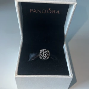 Pandora berlock  - Vacker berlock som pryds av skira blommor i sterlingsilver.