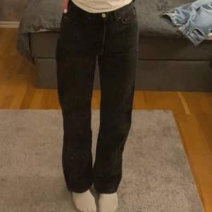 Svarta Jeans från Weekday i storlek  W24 L30. Köpta för 590 kr och säljs för 100 kr💕